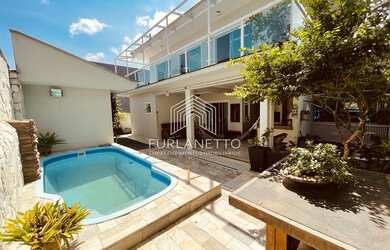 Imagem: A casa possui 3 Dormitórios, 4 Banheiros, 5 Vagas na garagem