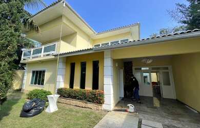 Imagem: A casa em condomínio possui 4 Dormitórios, 5 Banheiros, 3