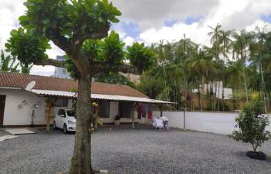 Imagem: A casa possui 3 Dormitórios, 1 Banheiro, 3 Vagas na garagem