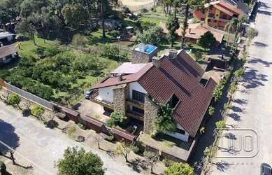 Imagem: A casa possui 5 Dormitórios, 5 Banheiros, 4 Vagas na garagem