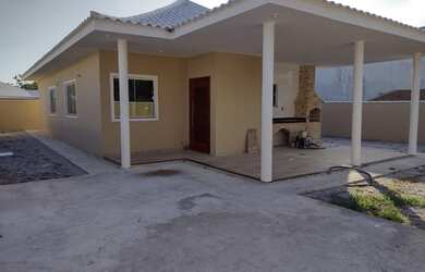 Imagem: A casa possui 3 Dormitórios, 1 Banheiro, 1 Vaga na garagem