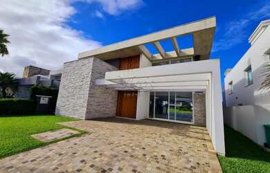 Imagem: A casa em condomínio possui 5 Dormitórios, 5 Banheiros, 2