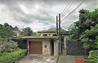 Imagem: A casa possui 3 Dormitórios, 3 Banheiros, 5 Vagas na garagem