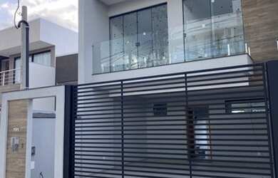 Imagem: A casa possui 3 Dormitórios, 2 Banheiros, 2 Vagas na garagem