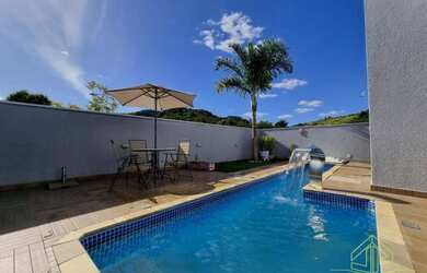 Imagem: A casa em condomínio possui 4 Dormitórios, 4 Banheiros, 4