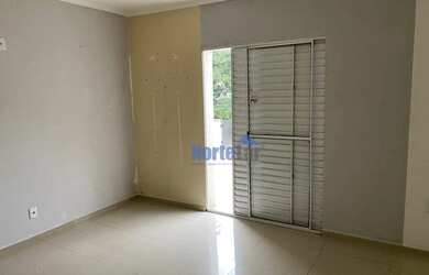 Imagem: A casa possui 3 Dormitórios, 3 Banheiros, 2 Vagas na garagem