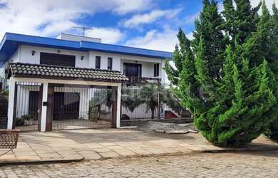 Imagem: A casa possui 3 Dormitórios, 1 Banheiro, 2 Vagas na garagem