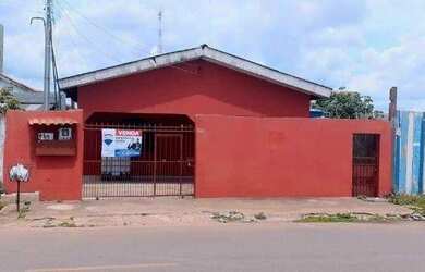 Imagem: A casa possui 3 Dormitórios, 2 Banheiros, 2 Vagas na garagem