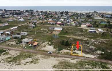 Imagem: O terreno possui 300m² de Área e está localizado em Balneário