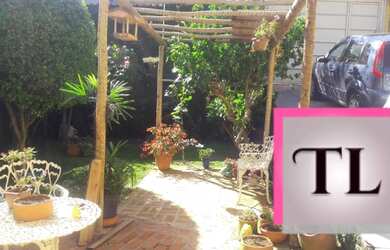 Imagem: A casa possui 2 Dormitórios, 2 Banheiros, 2 Vagas na garagem