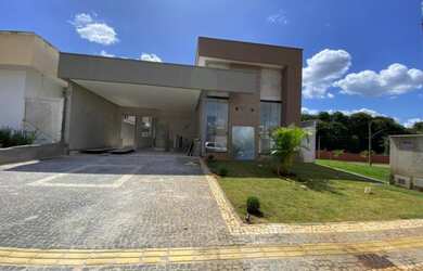 Imagem: A casa possui 3 Dormitórios, 5 Banheiros, 4 Vagas na garagem