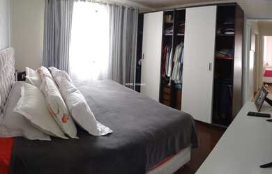 Imagem: A casa possui 3 Dormitórios, 1 Banheiro, 2 Vagas na garagem