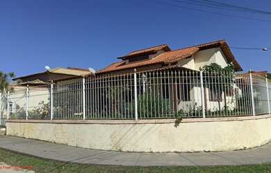 Imagem: A casa possui 5 Dormitórios, 2 Banheiros, 2 Vagas na garagem