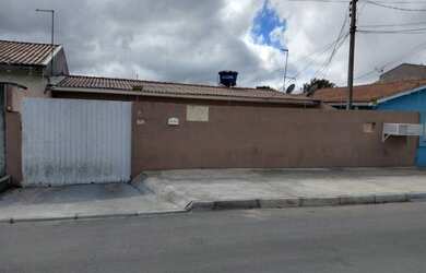 Imagem: A casa possui 3 Dormitórios, 1 Banheiro, 5 Vagas na garagem