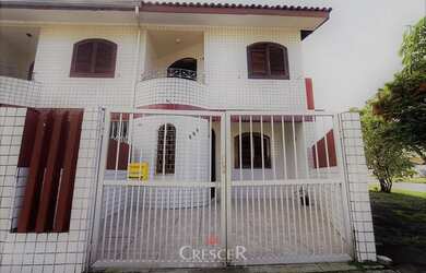 Imagem: A casa possui 3 Dormitórios, 2 Banheiros, 1 Vaga na garagem