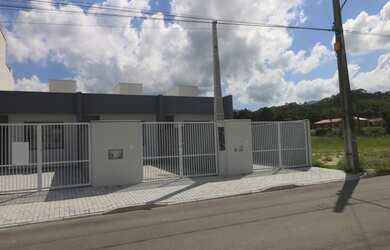 Imagem: A casa possui 2 Dormitórios, 1 Banheiro, 2 Vagas na garagem