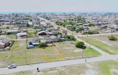 Imagem: O terreno possui 300m² de Área e está localizado em Balneário