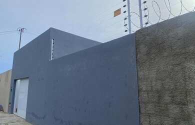 Imagem: A casa possui 2 Dormitórios, 1 Banheiro, 2 Vagas na garagem