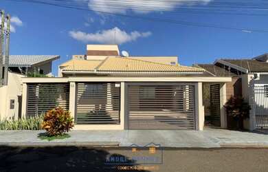 Imagem: A casa possui 3 Dormitórios, 1 Banheiro, 3 Vagas na garagem