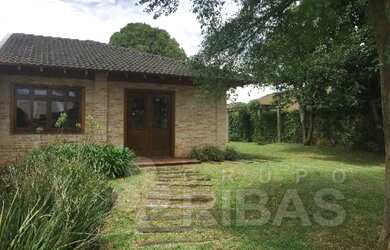 Imagem: A casa possui 3 Dormitórios, 2 Banheiros, 2 Vagas na garagem