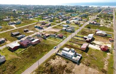 Imagem: O terreno possui 300m² de Área e está localizado em Balneário
