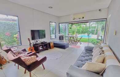 Imagem: A casa possui 3 Dormitórios, 2 Banheiros, 4 Vagas na garagem