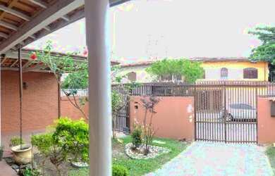 Imagem: A casa possui 4 Dormitórios, 2 Banheiros, 3 Vagas na garagem