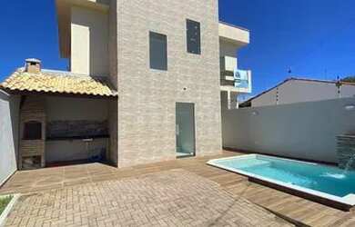 Imagem: A casa possui 3 Dormitórios, 2 Banheiros, 2 Vagas na garagem