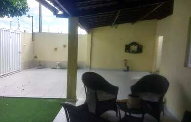 Imagem: A casa possui 3 Dormitórios, 2 Banheiros, 3 Vagas na garagem