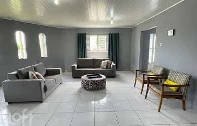 Imagem: A casa possui 3 Dormitórios, 2 Banheiros, 2 Vagas na garagem