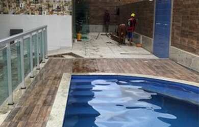 Imagem: A casa possui 4 Dormitórios, 5 Banheiros, 2 Vagas na garagem