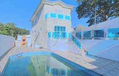 Imagem: A casa possui 4 Dormitórios, 4 Banheiros, 5 Vagas na garagem