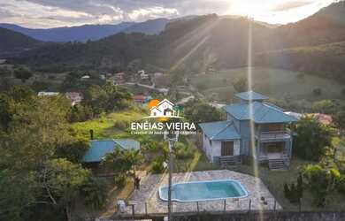 Imagem: A casa possui 3 Dormitórios, 2 Banheiros, 3 Vagas na garagem