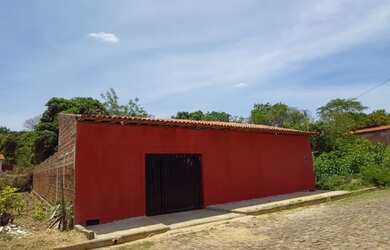 Imagem: A casa possui 2 Dormitórios, 1 Banheiro, 2 Vagas na garagem