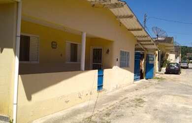 Imagem: A casa em condomínio possui 3 Dormitórios, 1 Banheiro, 2 Vagas