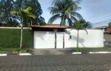 Imagem: A casa possui 4 Dormitórios, 5 Banheiros, 2 Vagas na garagem