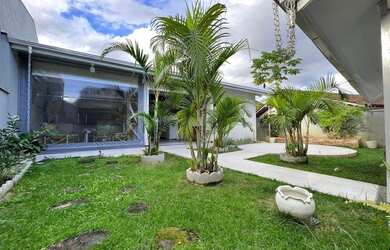 Imagem: A casa possui 4 Dormitórios, 5 Banheiros, 5 Vagas na garagem