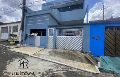 Imagem: A casa possui 3 Dormitórios, 2 Banheiros, 1 Vaga na garagem