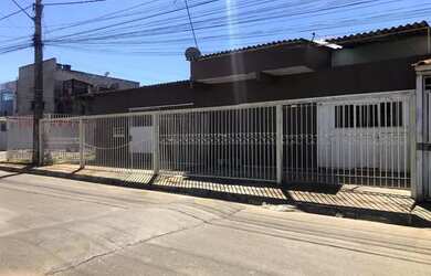 Imagem: A casa possui 5 Dormitórios, 4 Banheiros, 5 Vagas na garagem