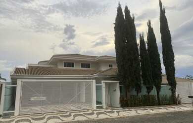 Imagem: A casa em condomínio possui 4 Dormitórios, 5 Banheiros, 4