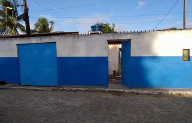 Imagem: A casa possui 2 Dormitórios, 1 Banheiro, 2 Vagas na garagem