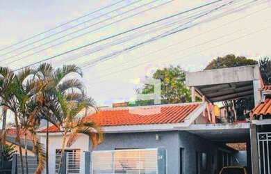 Imagem: A casa possui 3 Dormitórios, 2 Banheiros, 3 Vagas na garagem