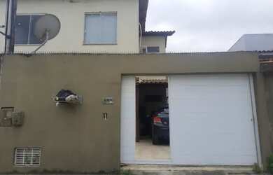 Imagem: A casa possui 2 Dormitórios, 2 Banheiros, 2 Vagas na garagem