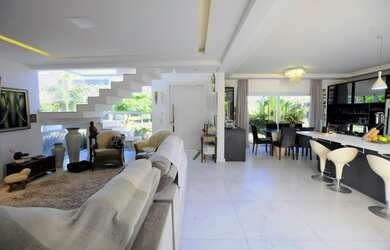 Imagem 1: Casa maravilhosa de alto padrão em condomínio fechado no bairro Rio...