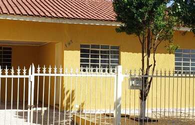 Imagem: A casa possui 3 Dormitórios, 2 Banheiros, 2 Vagas na garagem