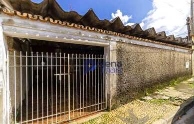 Imagem: A casa possui 4 Dormitórios, 2 Banheiros, 3 Vagas na garagem