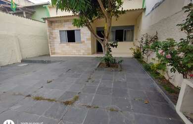 Imagem: A casa possui 2 Dormitórios, 2 Banheiros, 3 Vagas na garagem