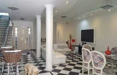 Imagem: A casa possui 4 Dormitórios, 5 Banheiros, 2 Vagas na garagem