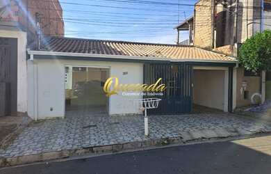 Imagem: A casa possui 3 Dormitórios, 3 Banheiros, 2 Vagas na garagem