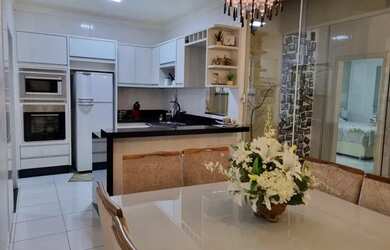 Imagem: A casa possui 3 Dormitórios, 2 Banheiros, 2 Vagas na garagem